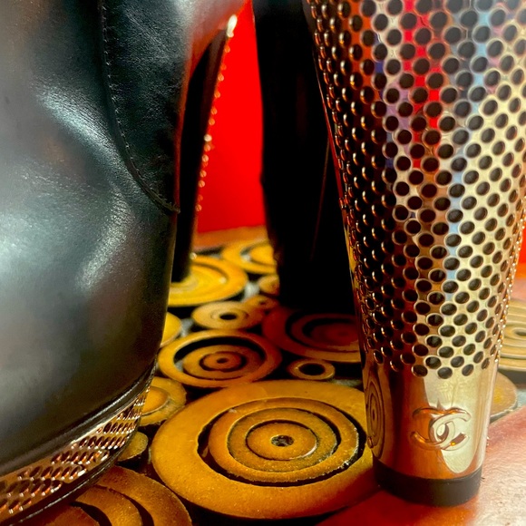 CHANEL calfskin ankle boots. - Picture 2 of 7